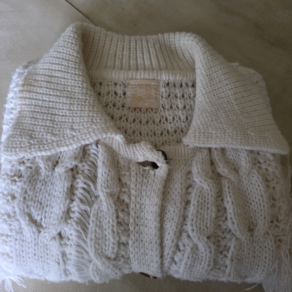 ✨ VINTAGE 70s Boho Cream Cable Knit Fringe Cape – Arm Openings – Cozy! - Picture 13 of 16